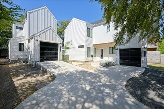 Building Photo - Best free standing 2 bed 2 bath House in great location