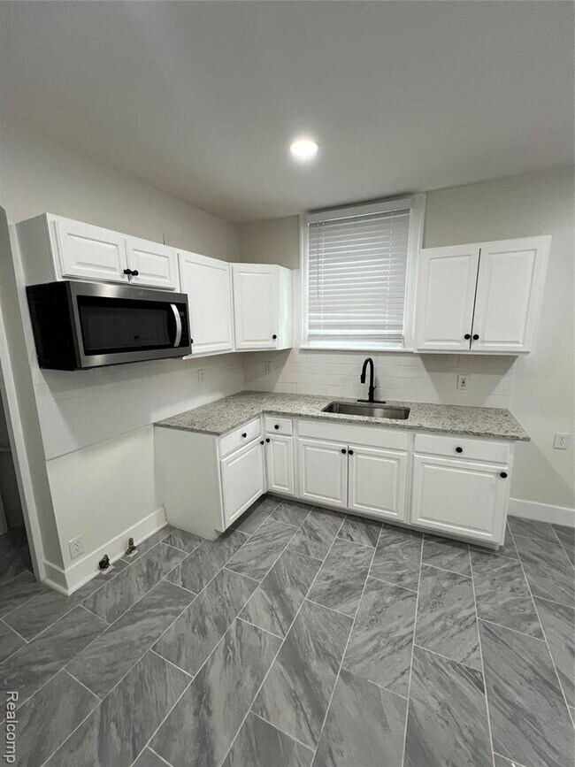 Building Photo - 16157 Linwood St