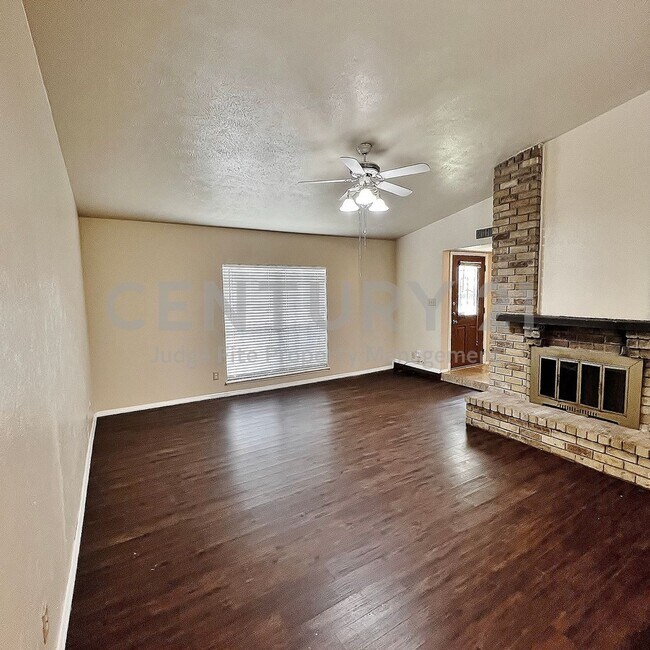 Building Photo - Charming 3/2/2 Nestled on Corner Cul-de-sac Lot in S. Grand Prairie For Rent!