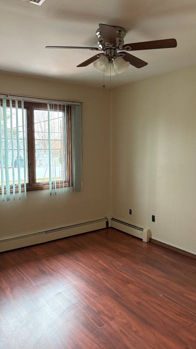 Primary Photo - 182 Jerusalem Ave