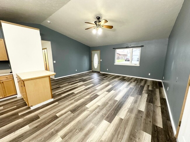 Building Photo - 2 bd, 2 bath, 2 car garage home in North Pole!