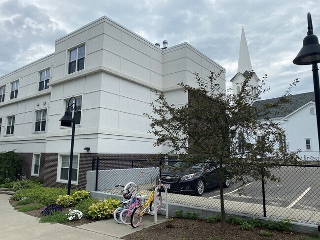 Building Photo - 20 Pond St