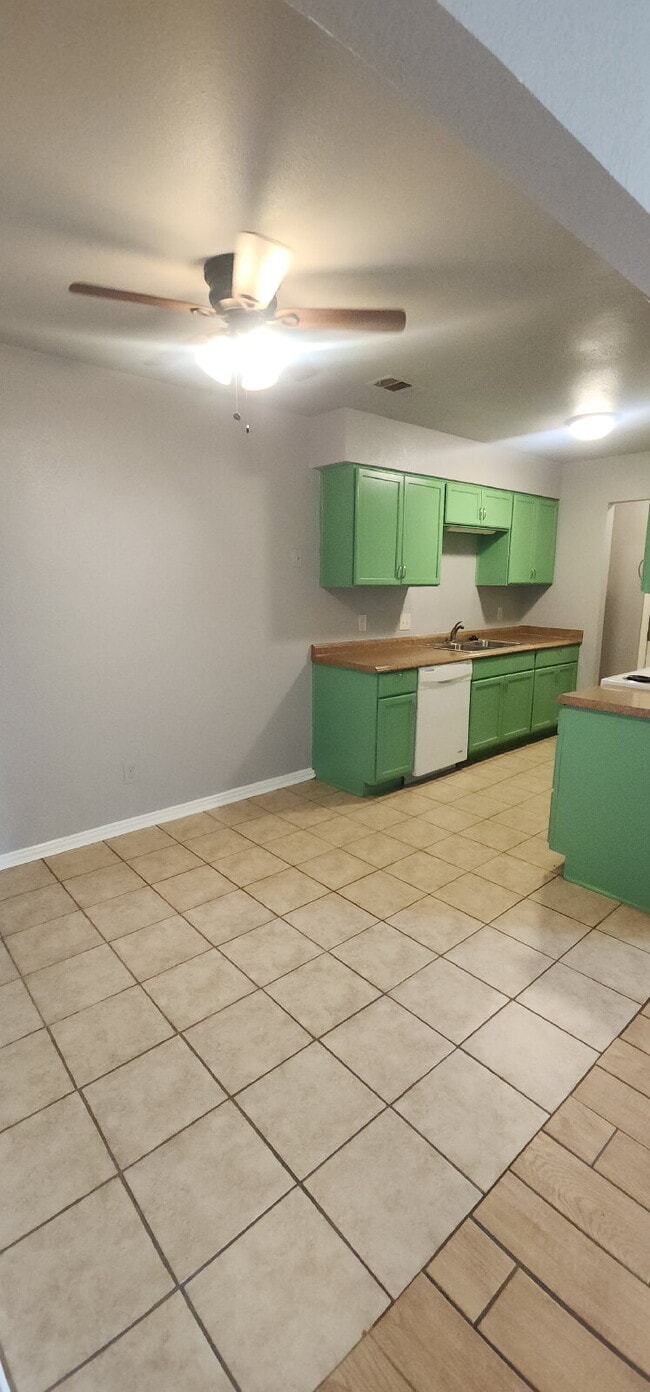 Building Photo - Charming 2 Bed/ 1 Bath Duplex with a Garag...