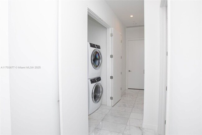 Building Photo - 2821 S Bayshore Dr