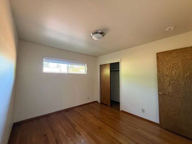 Building Photo - Beautiful 4 bedrooms 2.5 bath home
