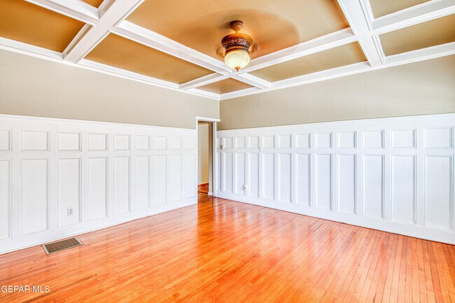 Building Photo - 1701 Elm St