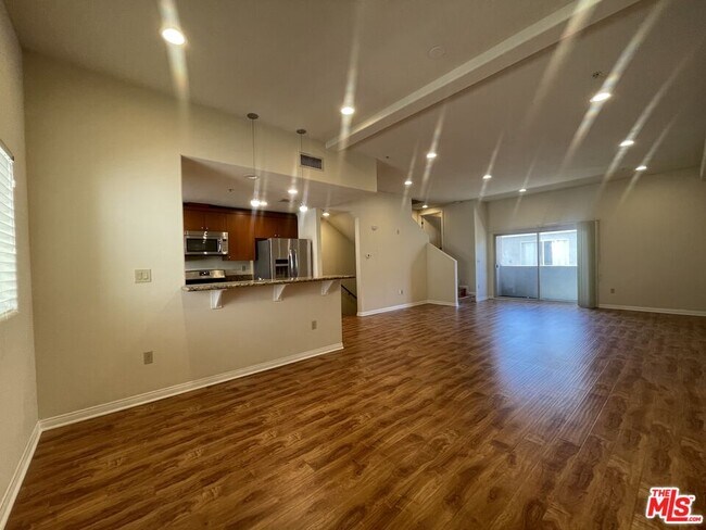 Building Photo - 15024 Magnolia Blvd