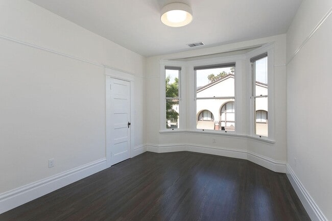 Building Photo - Available 2 Bedroom Unit In The Elmwood!