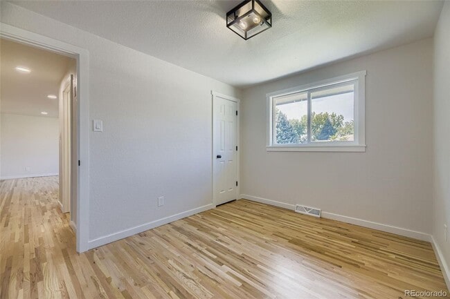 Building Photo - Newly Renovated 3 bed, 1 bath in Englewood (Top Unit)