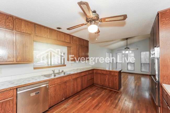 Building Photo - 2624 New Haven Dr