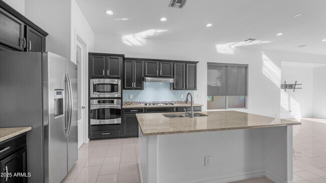 Building Photo - 561 W Yellowstone Way