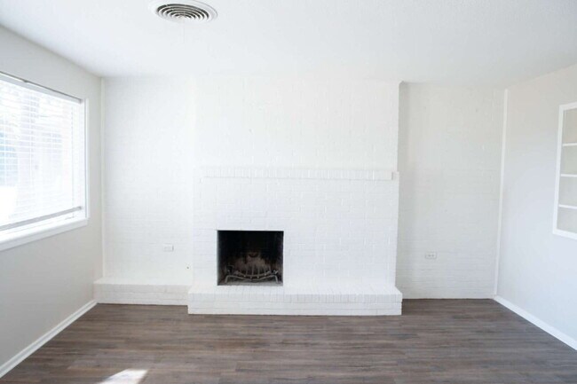 Building Photo - Updated 3 Bed 2 Bath Duplex!!