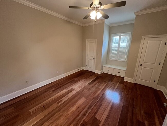 Building Photo - Trendy, 2 bedroom, 2 bathroom townhouse lo...