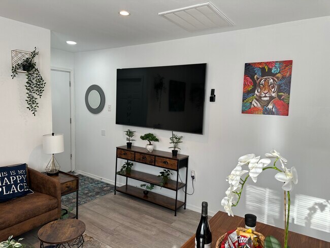 Building Photo - 3826 W 9th St