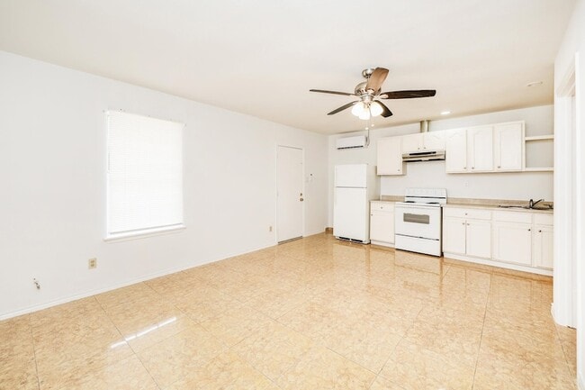 Building Photo - 1005 Andrew Ave