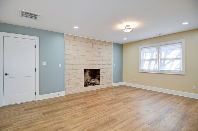 Building Photo - FOR RENT VIRGINIA BEACH