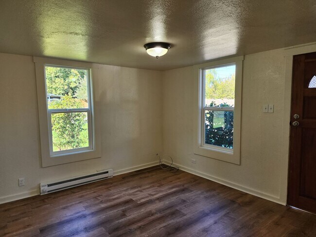 Building Photo - Newly Remodeled Springfield Home