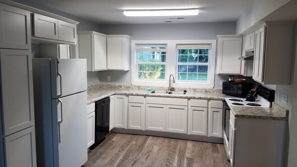 Large bright kitchen with lots of storage - 229 Monterey Dr