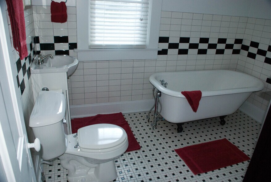 Upstairs Bath - 1374 Summit St