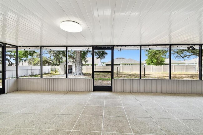 Building Photo - 1102 Shadowbrook Dr N
