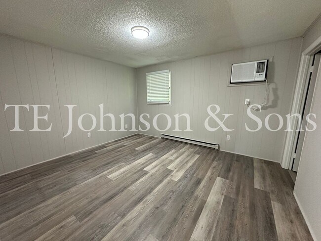 Building Photo - Cozy 1 Bedroom Unit with Water Included on Green Oaks Ct