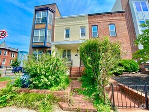 Building Photo - Chic Shaw Townhouse 2bd/2.5 bath with Deco...