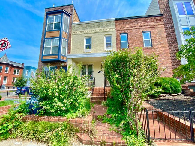 Primary Photo - Chic Shaw Townhouse 2bd/2.5 bath with Deco...