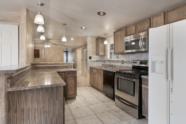 Building Photo - 214 E Mobley St