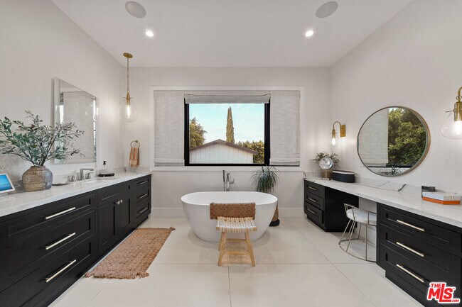 Building Photo - 15645 Woodvale Rd