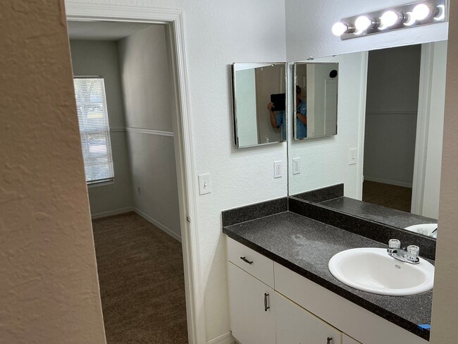 Building Photo - Spacious 2-Bedroom Loft Condo in Gated Azu...