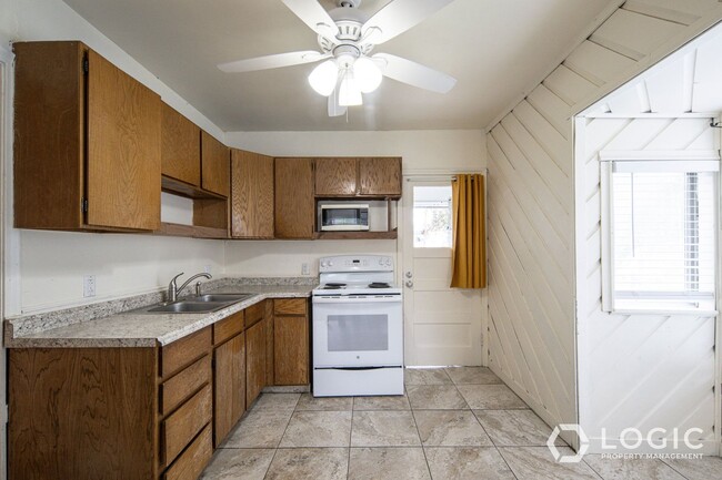 Building Photo - 809 E 50 S