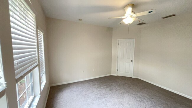 Building Photo - Great Home in Ellis Park. Sub Lease