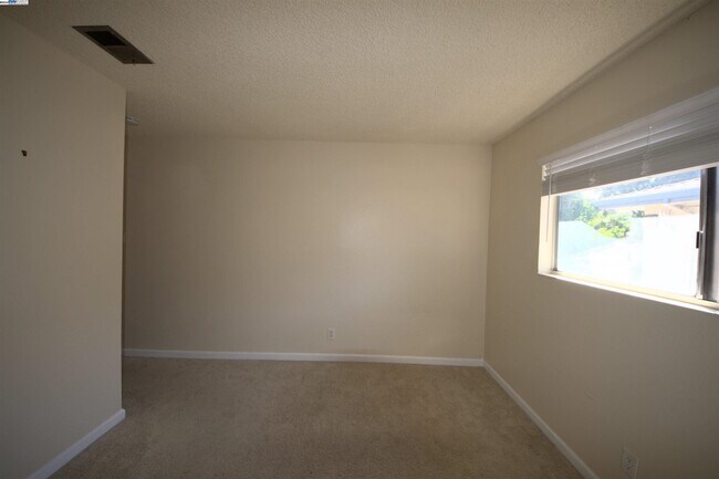 Building Photo - 1214 Sycamore Dr