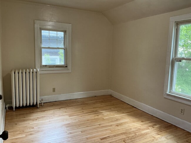 Building Photo - 3 bedroom single family home with off stre...