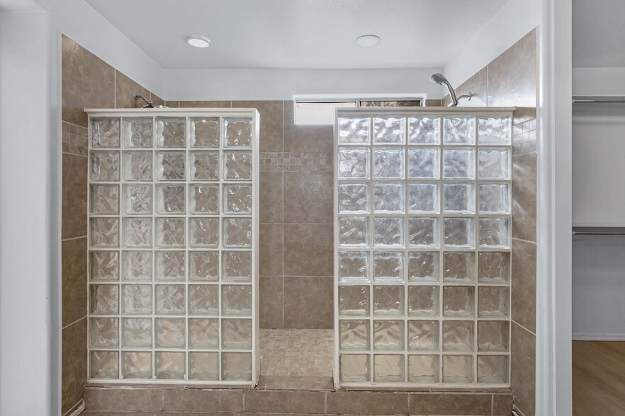 Building Photo - 43631 W Cowpath Rd