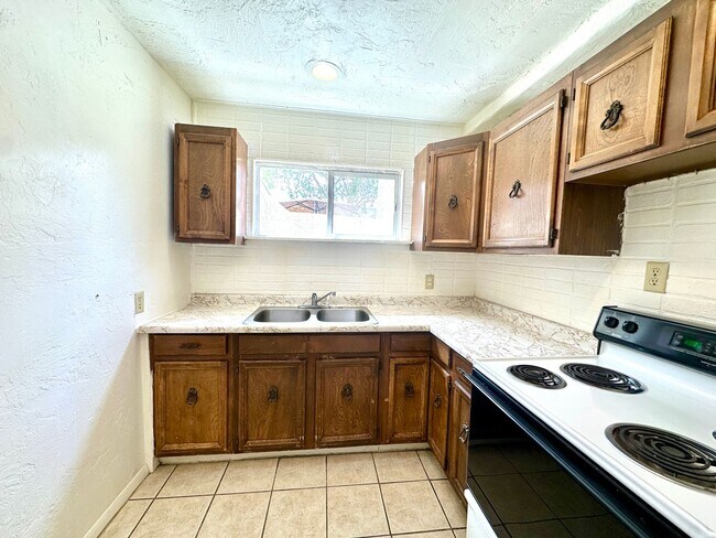 Building Photo - RogerRd237-243