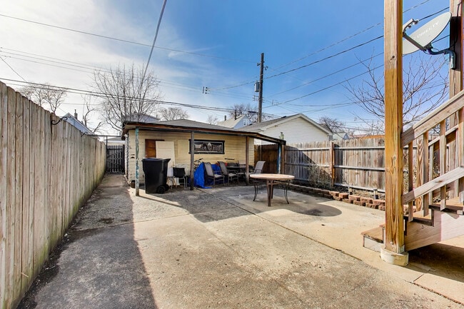 Building Photo - 4614 N Springfield Ave