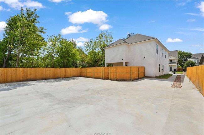 Building Photo - 304 Poplar St