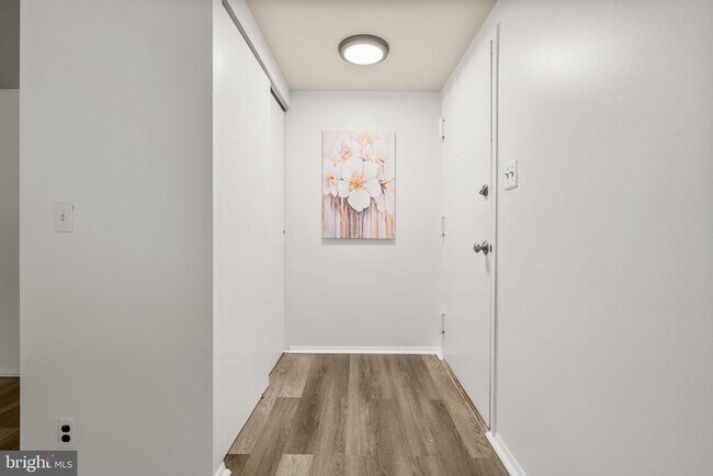 Primary Photo - 435 Christopher Ave