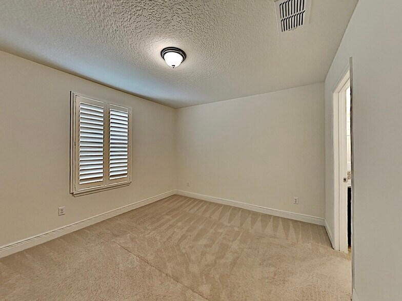 Building Photo - 8931 Lookout Pointe Dr