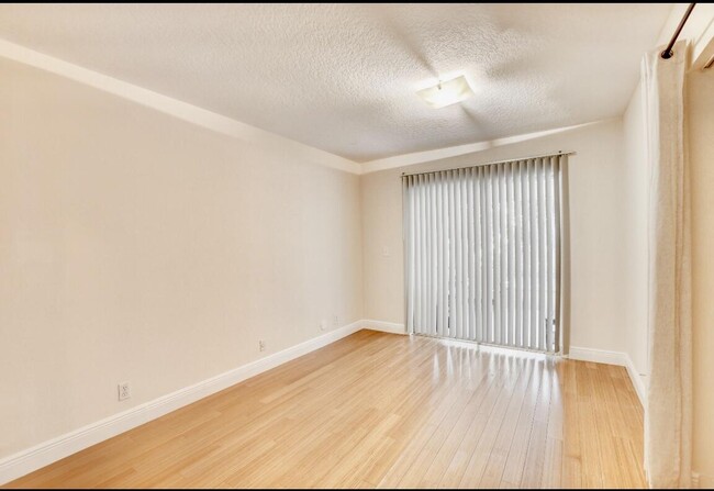 Building Photo - 17768 Maplewood Dr