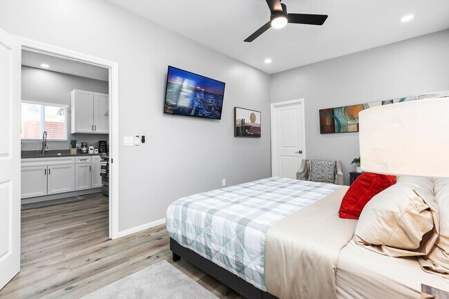 Building Photo - Newly furnished and remodeled 2 bed 2 bath!