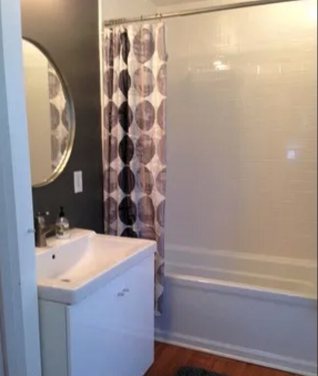 Building Photo - Updated 3 bed 2 bath. Garage and screened porch