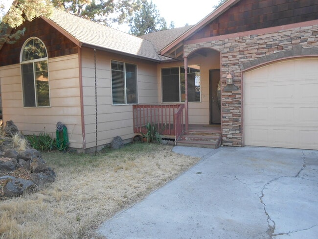 Building Photo - 1021 SW Crosscut Ct