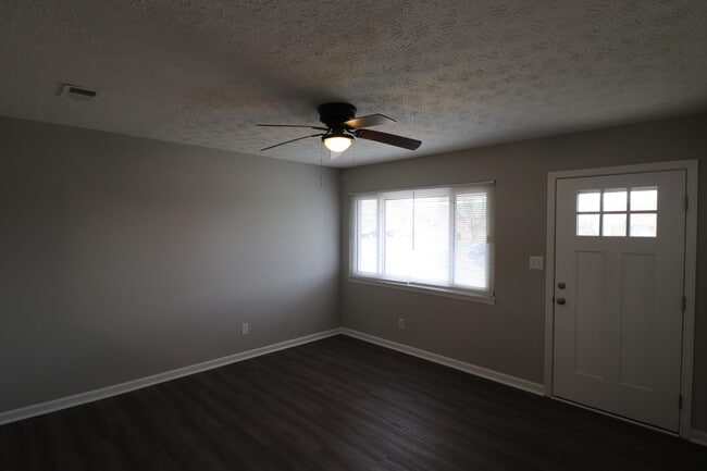 Building Photo - 521 Foxwood Dr