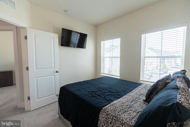 Building Photo - 1445 Honeylocust Dr