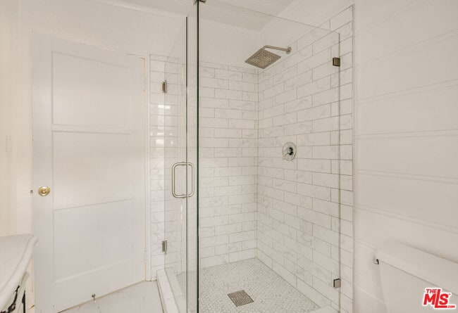 Building Photo - 5754 Fallbrook Ave