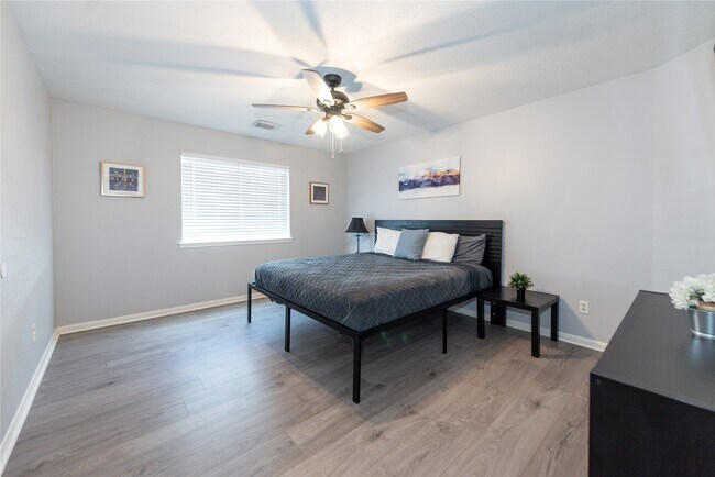 Building Photo - 10815 Oak Bayou Ln