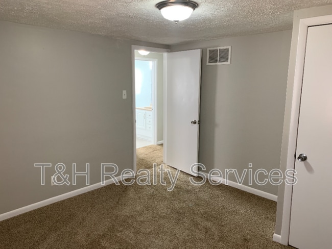 Building Photo - 445 N Eaton Ave