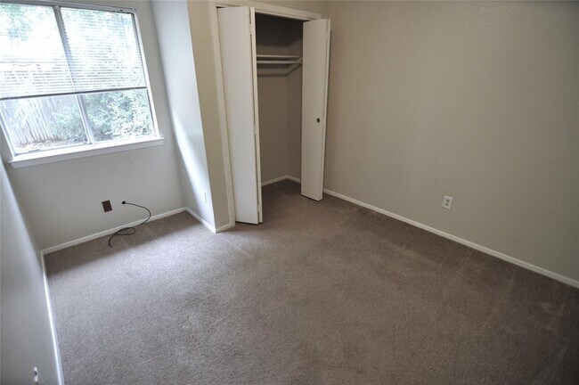 Building Photo - 402 Burlwood Ct